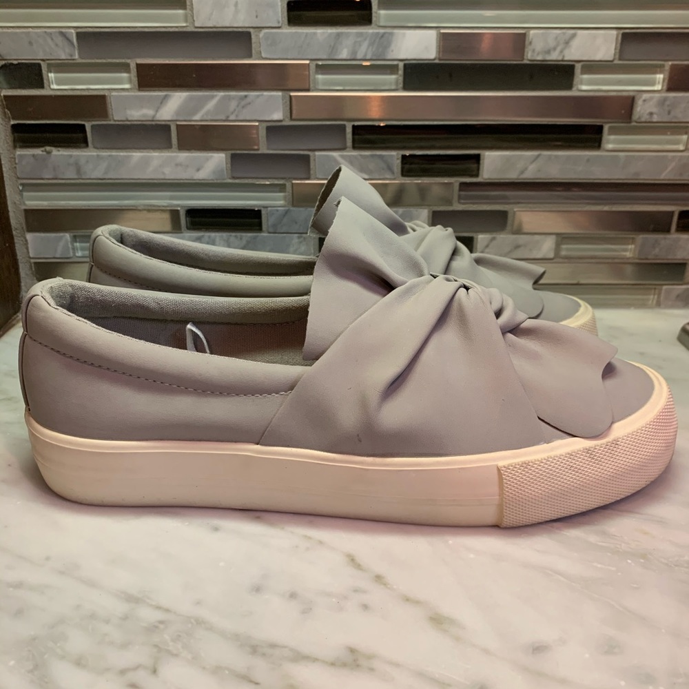 American Eagle Sneaker Gray Slip On Bow Knot Flats